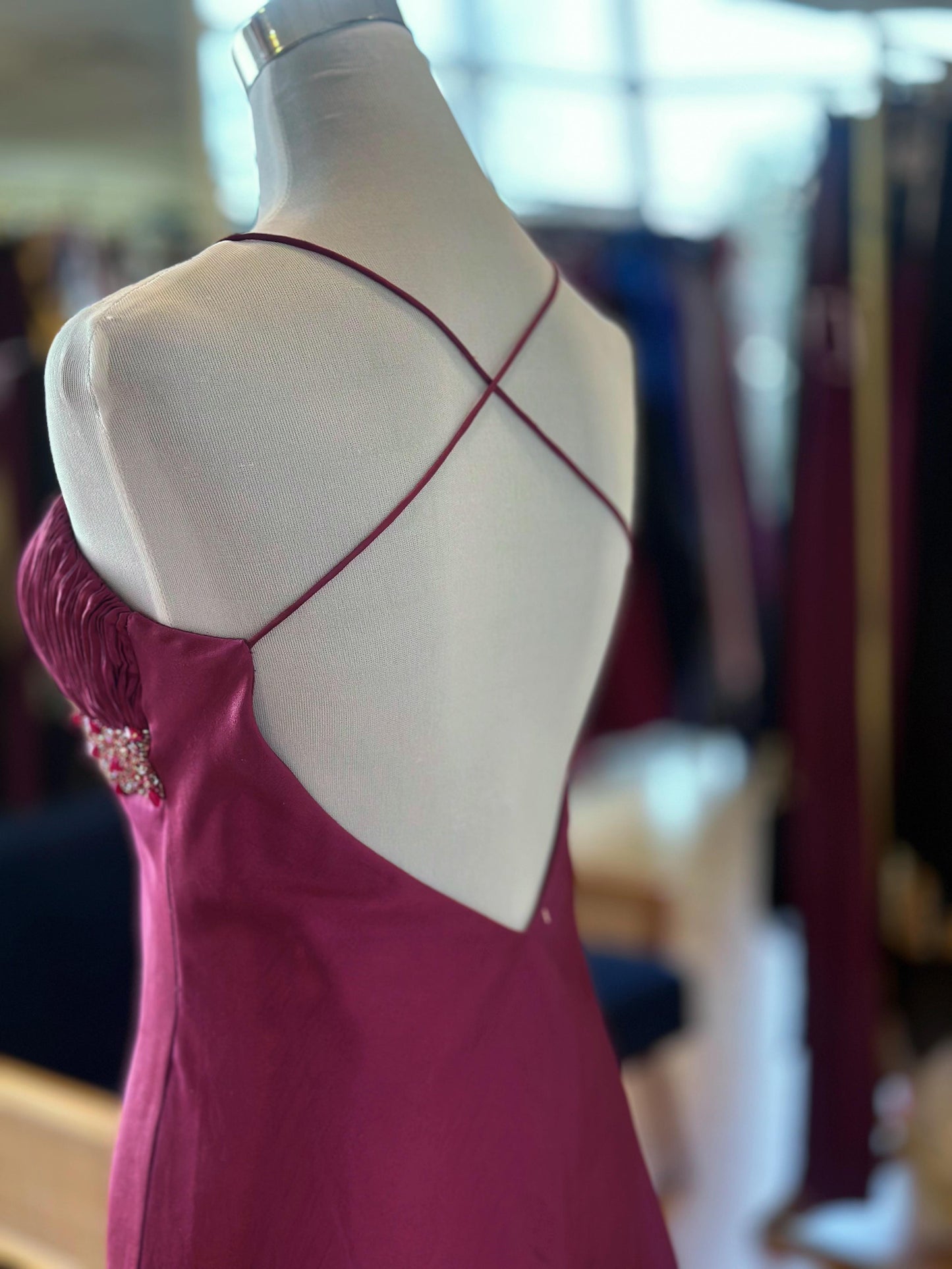 Vestido Midi con Escote V y Detalle de Mostacillas