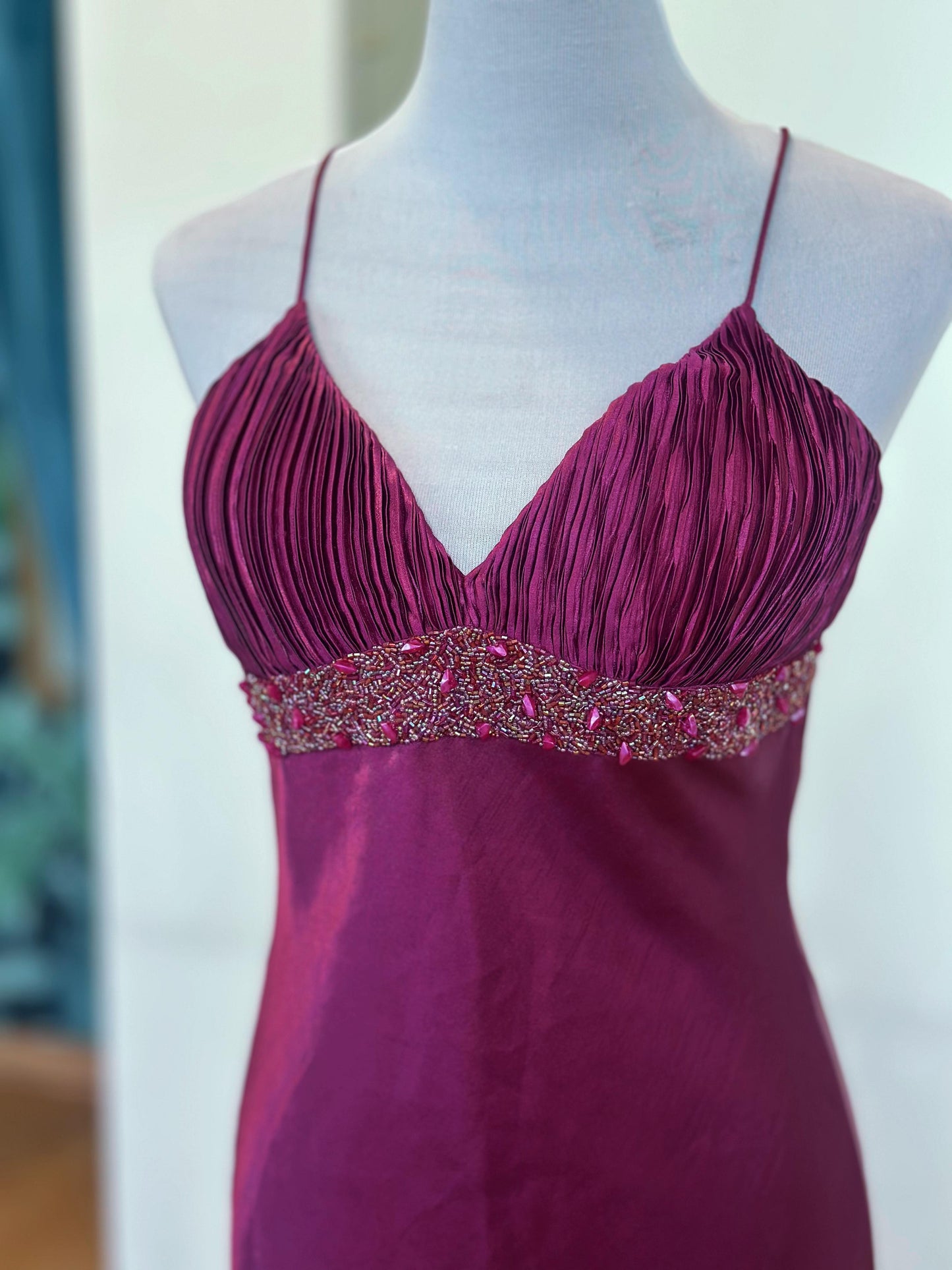 Vestido Midi con Escote V y Detalle de Mostacillas