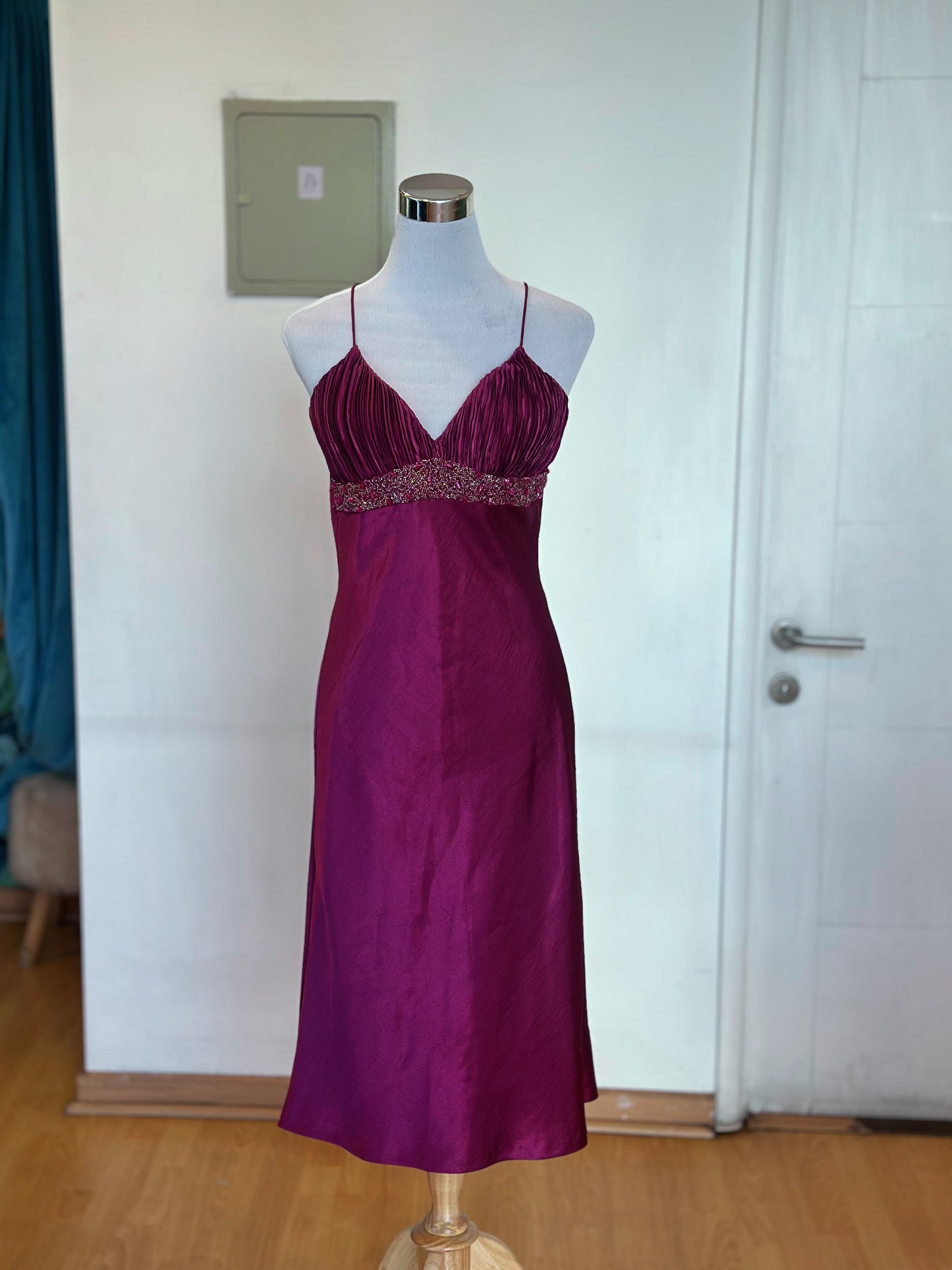 Vestido Midi con Escote V y Detalle de Mostacillas