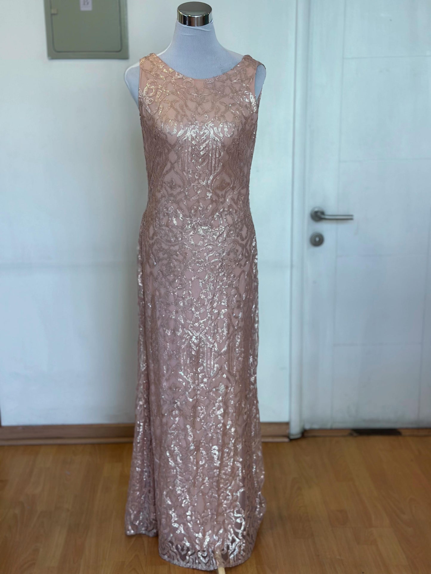 Vestido Largo Beige con Lentejuelas y Detalle en Espalda