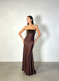 Vestido largo formal color café marrón de lycra dupont, strapless con detalle de terciopelo en el escote y falda asimétrica corte sirena
