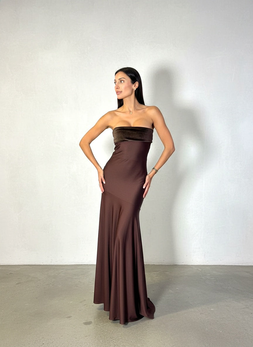 Vestido largo formal color café marrón de lycra dupont, strapless con detalle de terciopelo en el escote y falda asimétrica corte sirena