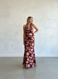 Vestido largo formal de fiesta en color burdeo con estampado floral dorado, escote en cascada drapeado y espalda descubierta