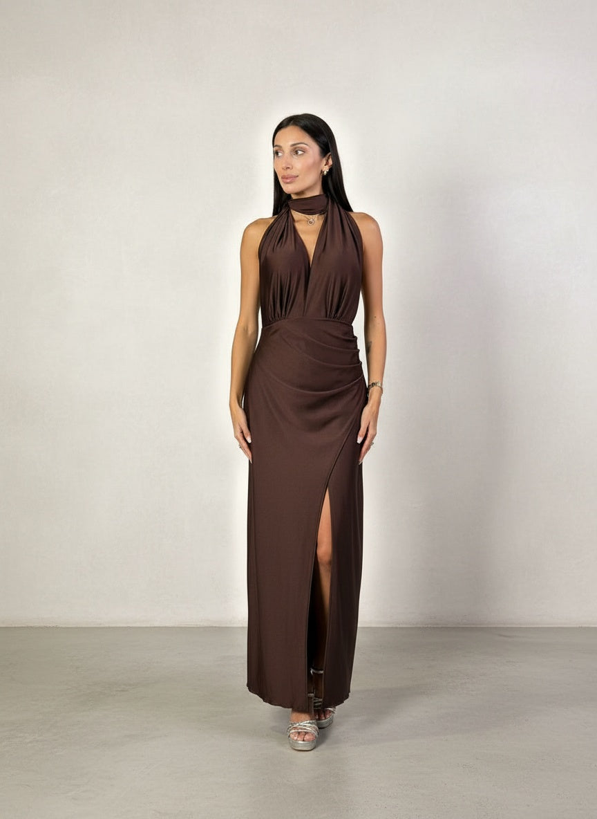 Vestido largo de fiesta color café chocolate en lycra dupont, con corpiño multiforma ajustable, drapeado en el abdomen y tajo en la pierna.