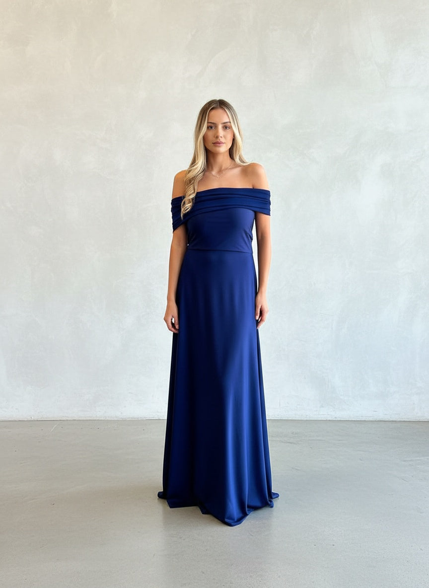 Vestido largo formal color azul marino de lycra dupont, corte strapless con pañuelo largo de gasa integrado para usar en múltiples posiciones.