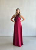 Vestido largo formal color borgoña de lycra dupont, corte strapless con pañuelo largo de gasa integrado al tono para usar en múltiples posiciones