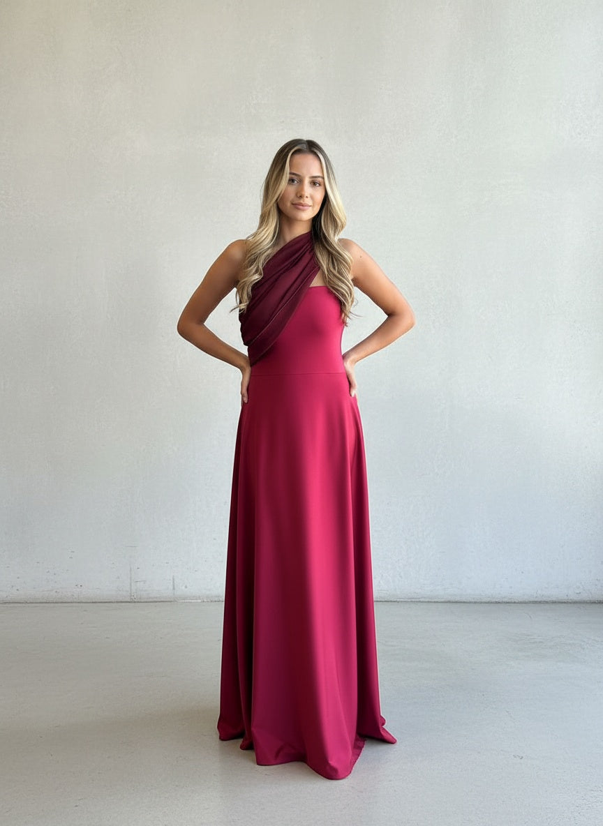 Vestido largo formal color borgoña de lycra dupont, corte strapless con pañuelo largo de gasa integrado al tono para usar en múltiples posiciones
