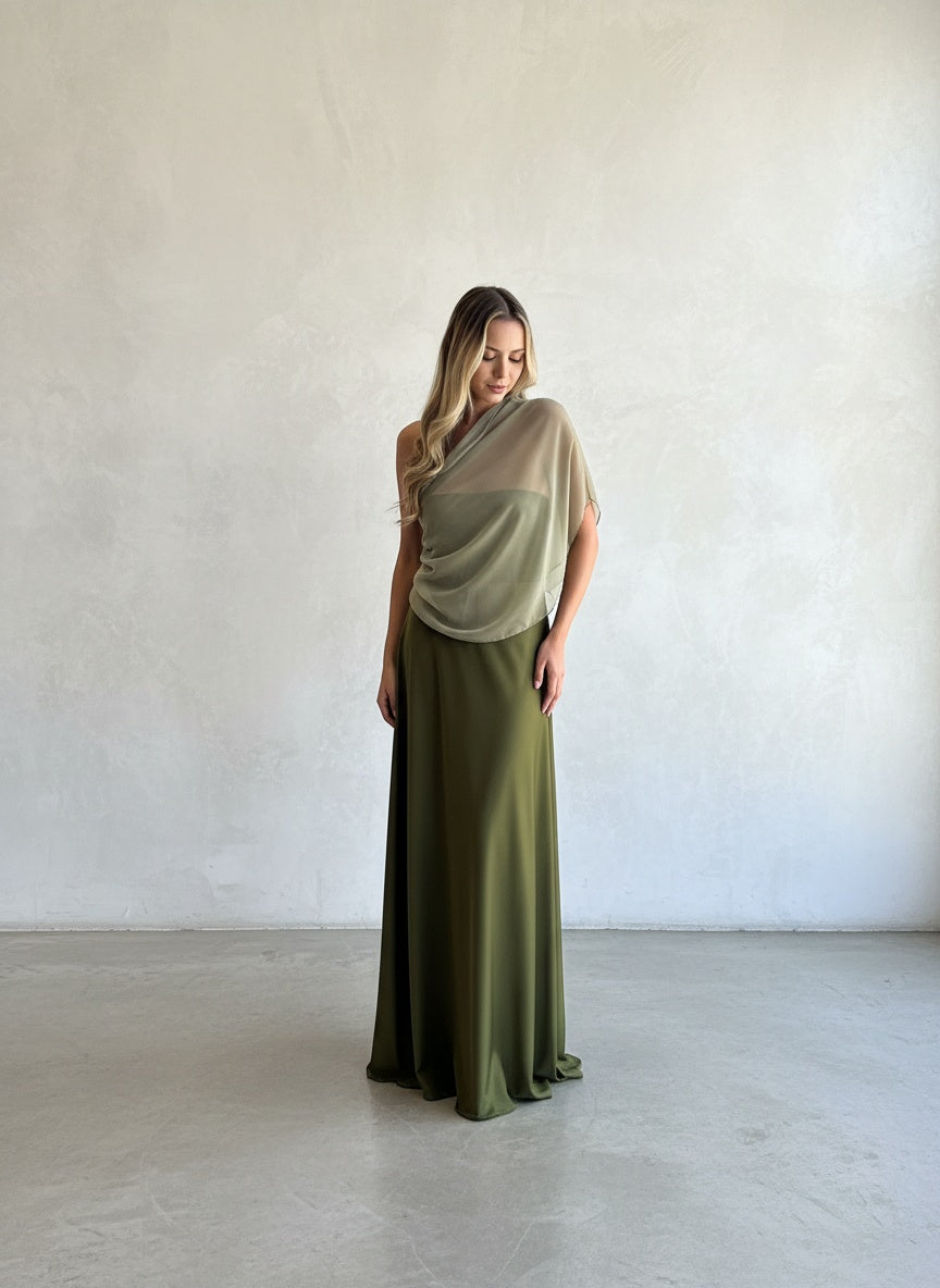 Vestido largo formal color verde botella de lycra dupont, corte strapless con pañuelo largo de gasa integrado al tono para usar en múltiples posiciones