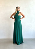 Vestido largo formal color verde botella de lycra dupont, corte strapless con pañuelo largo de gasa integrado al tono para usar en múltiples posiciones