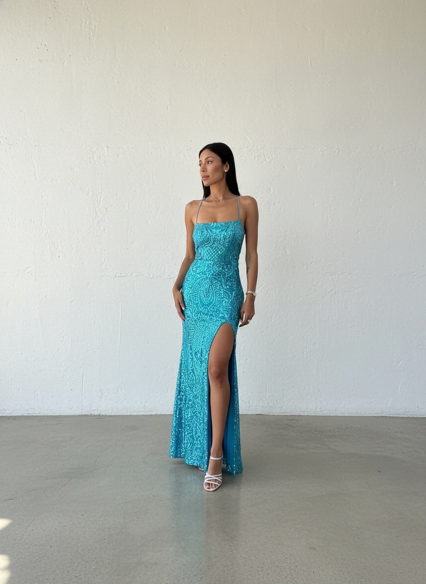 Vestido corto de lentejuelas en color calipso con tirantes delgados y espalda ajustable, ideal para fiestas nocturnas
