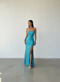 Vestido corto de lentejuelas en color calipso con tirantes delgados y espalda ajustable, ideal para fiestas nocturnas