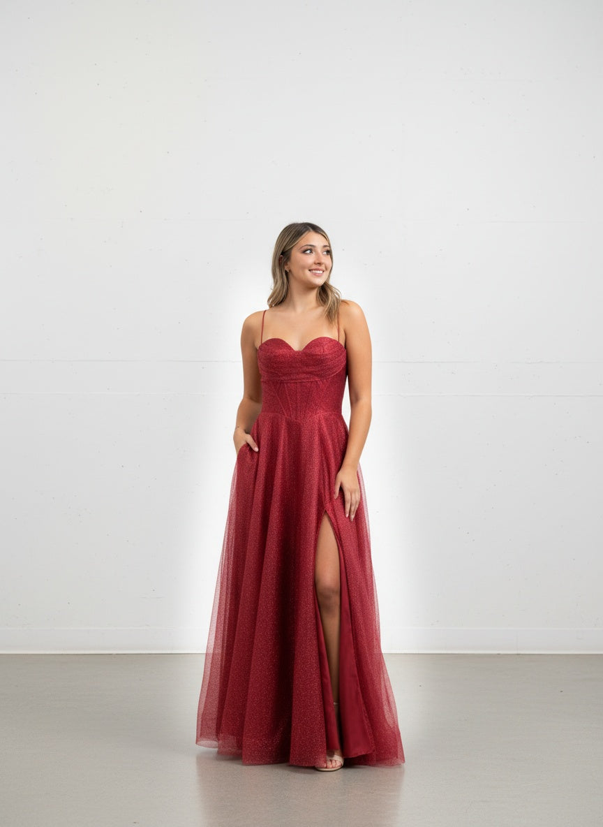 Vestido largo rojo carmesí con brillos, escote corazón tipo corsé, tirantes finos y apertura lateral en la pierna