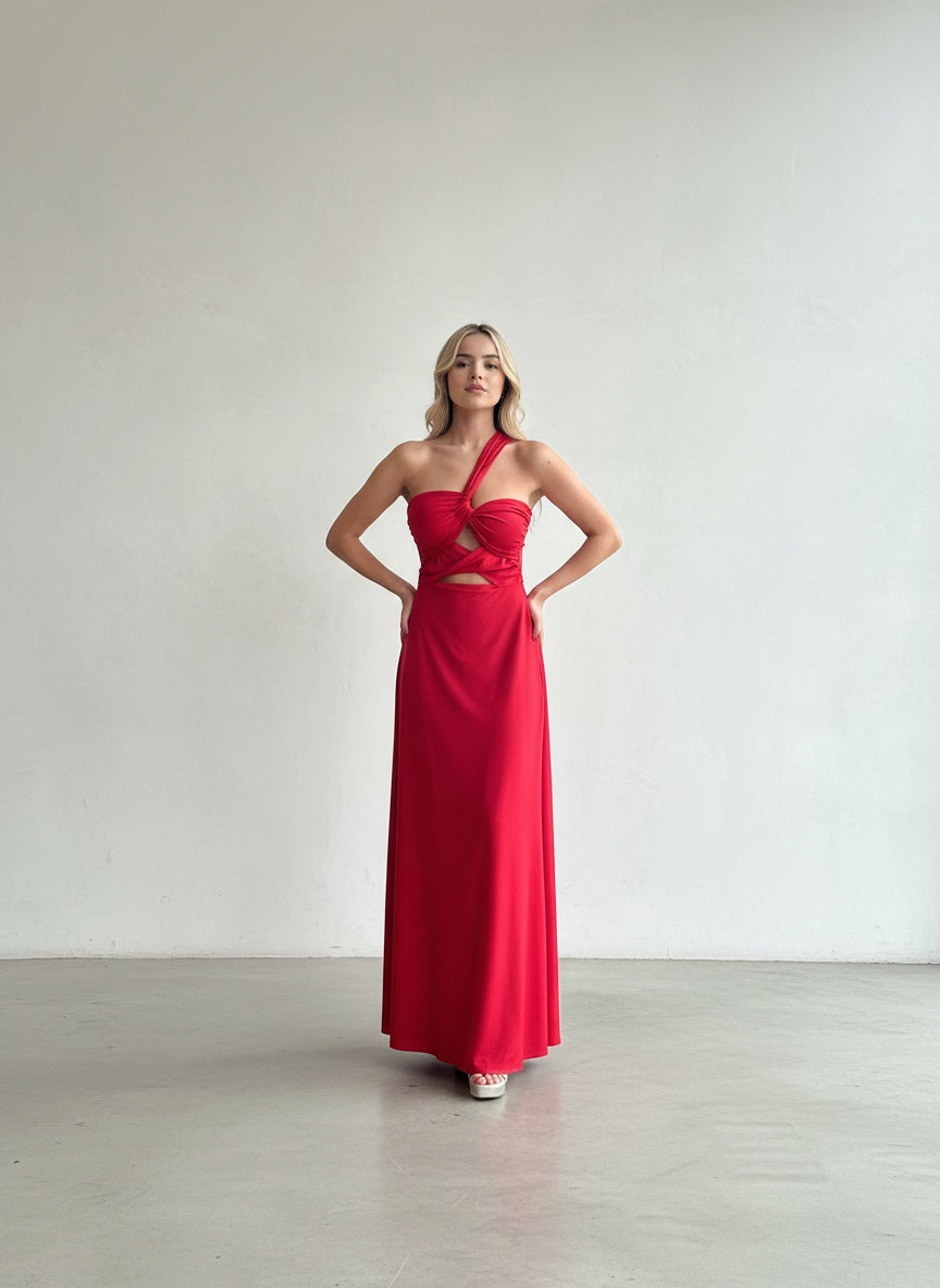 Modelo con vestido largo de fiesta asimétrico de un solo hombro, confeccionado en lycra dupont brillante, con silueta ajustada.