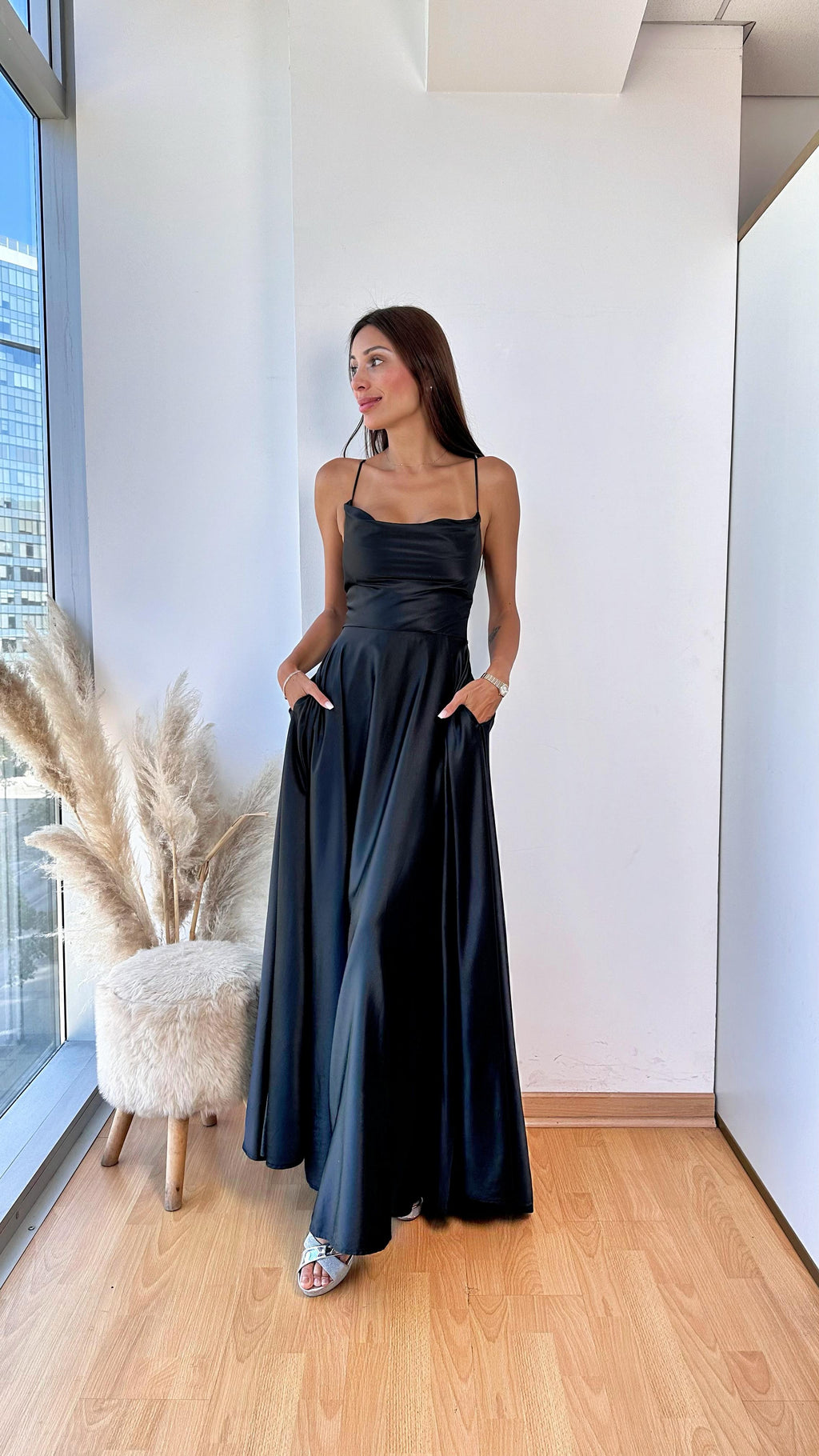 Vestido Satin Negro con Espalda Ajustable y Bolsillos