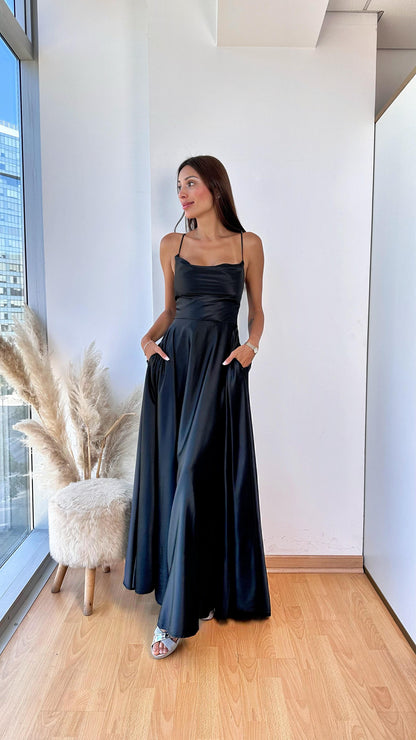 Vestido Satin Negro con Espalda Ajustable y Bolsillos