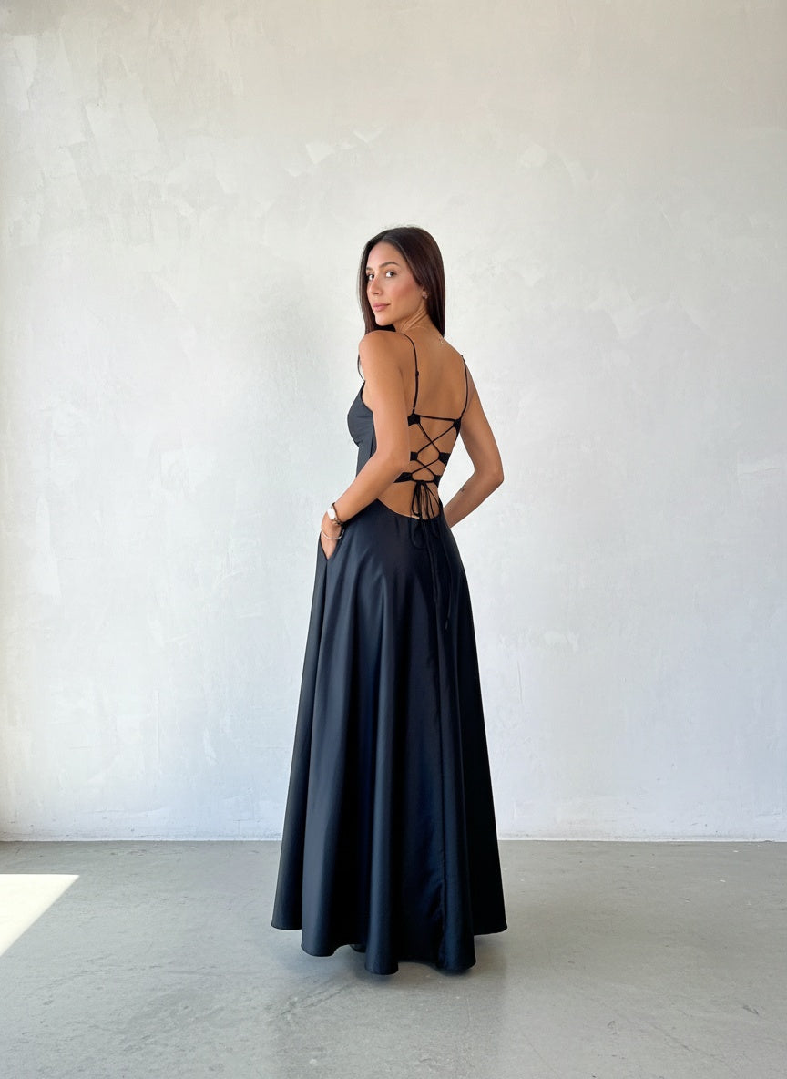 Vestido Satin Negro con Espalda Ajustable y Bolsillos
