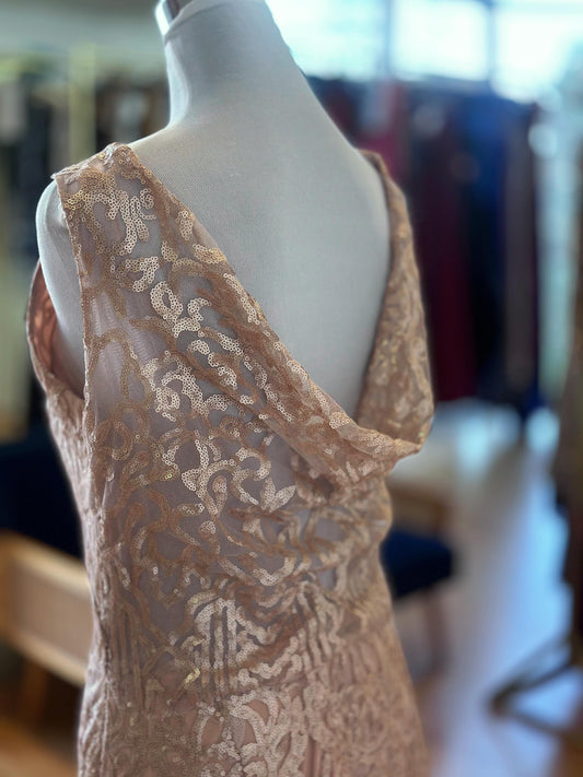 Vestido Largo Beige con Lentejuelas y Detalle en Espalda