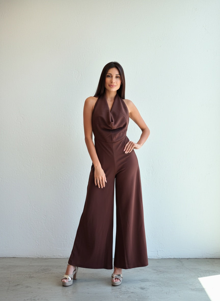 Modelo con enterito de fiesta café chocolate, con cuello halter drapeado y pantalón ancho de caída fluida