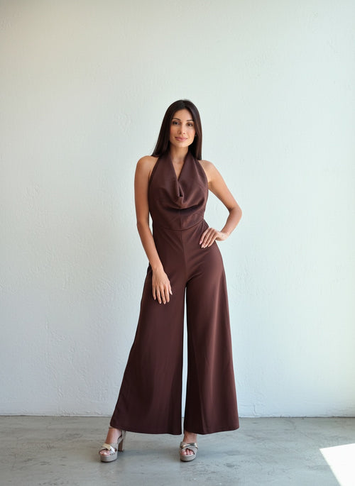 Modelo con enterito de fiesta café chocolate, con cuello halter drapeado y pantalón ancho de caída fluida