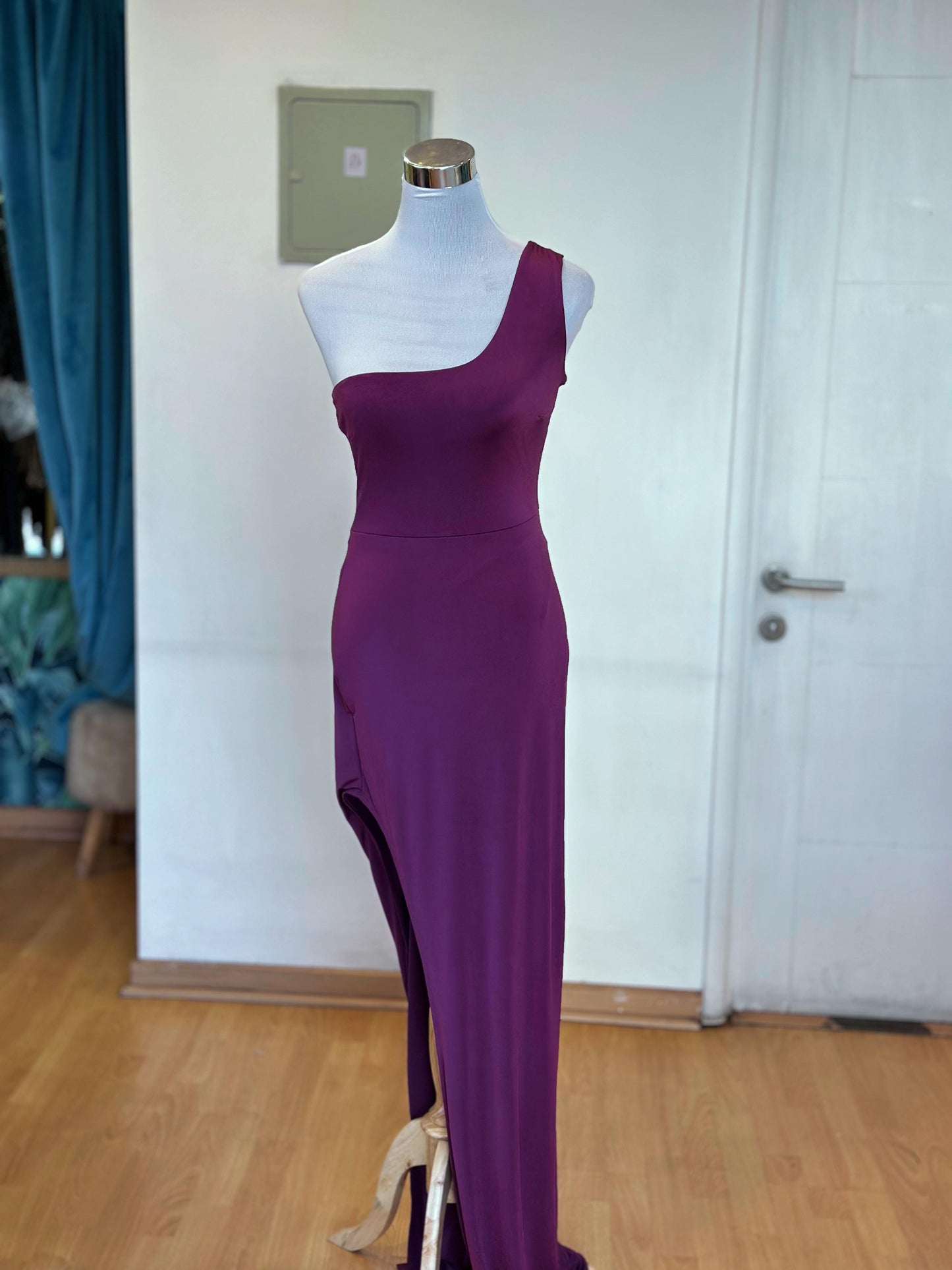 Vestido Morado Lycra con Tajo y Escote Halter
